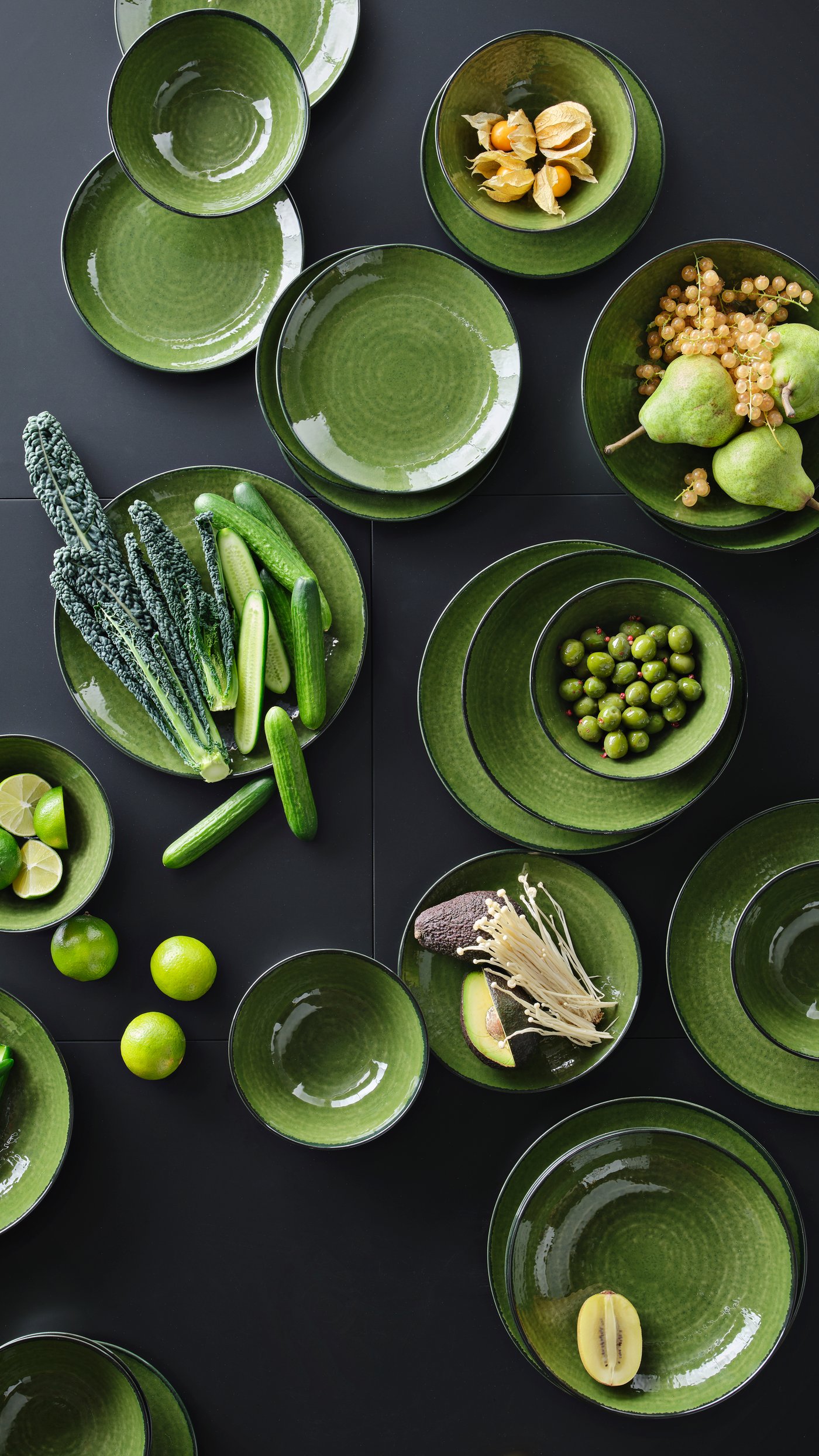 A green PELARKAKTUS plate on a shelf