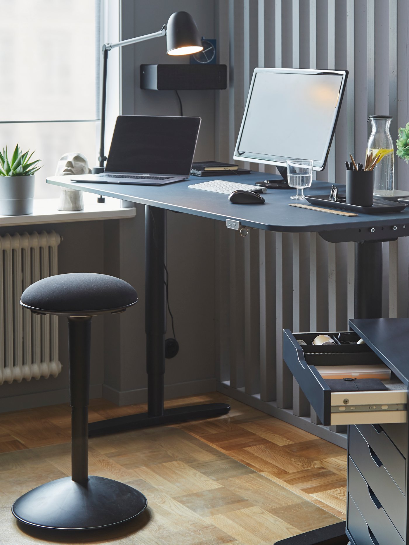 A colour-coordinated and stylish workspace at home - IKEA
