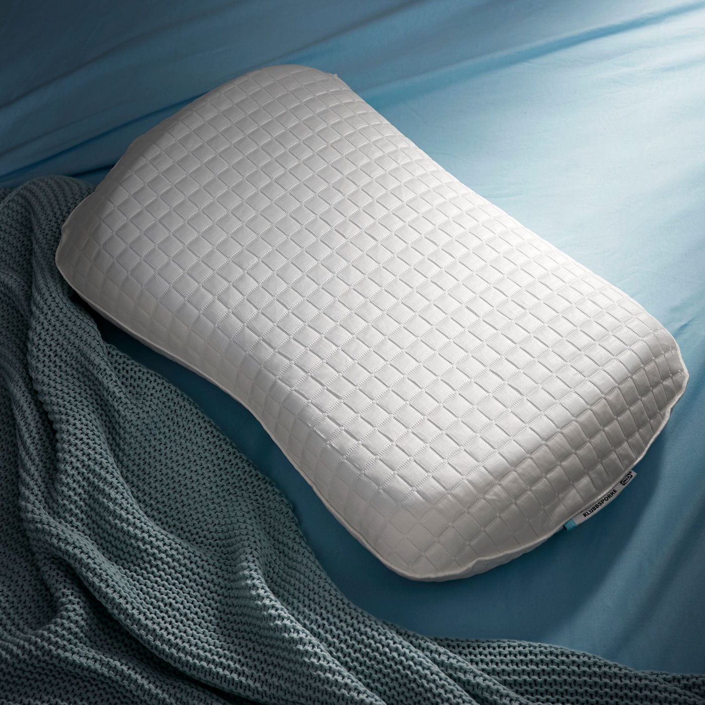 Ein ergonomisches KLUBBSPORRE Kissen für Seiten- und Rückenschläfer