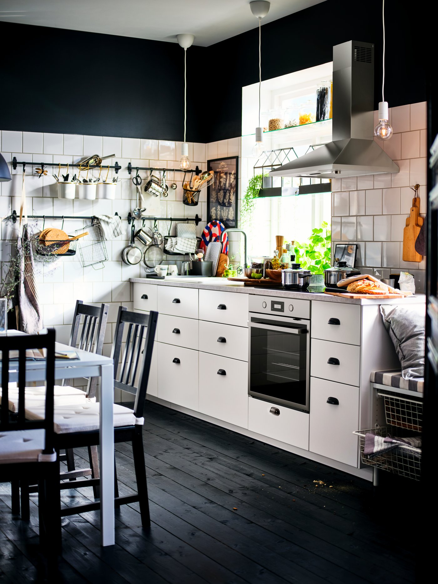 A kitchen with white METOD cabinets with MAXIMERA interiors, an EKBACKEN worktop and a stainless-steel ANRÄTTA oven.