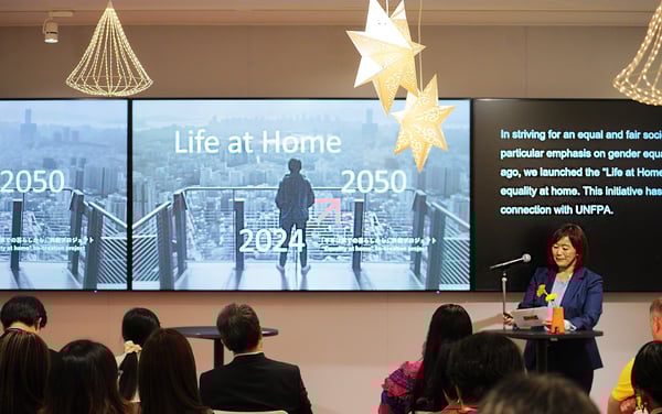 スピーチする人