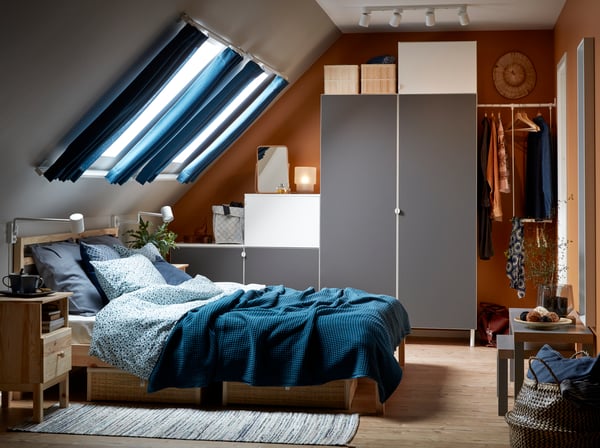 Applique NYMÅNE blanche avec bras pivotant