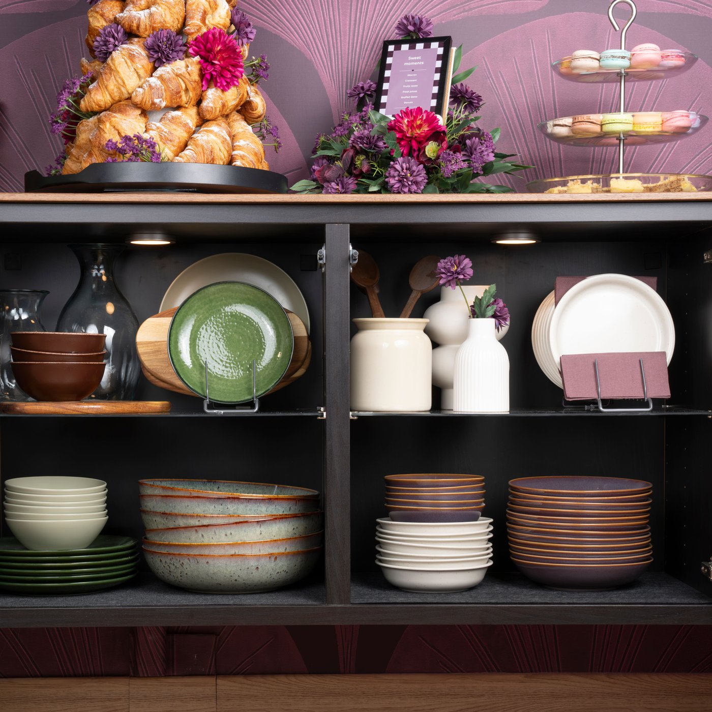 A lilac FÄRGKLAR deep plate in the dining room