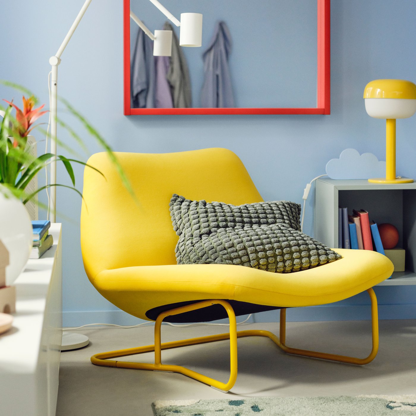 A white FADO table lamp