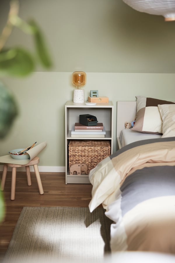 A light beige GURSKEN bedside table in the bedroom