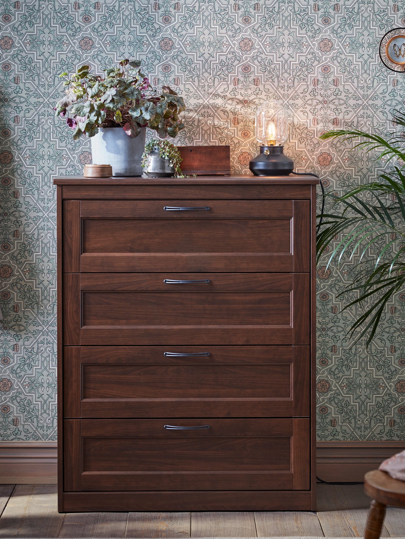 A dimmable anthracite TÄRNABY table lamp in the bedroom