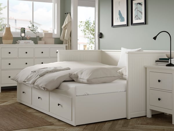 A white TAGGVALLMO fitted sheet