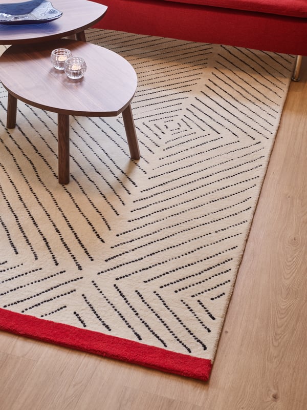 Een off-white zwart/handgemaakt UNDERVISNING vloerkleed, laagpolig