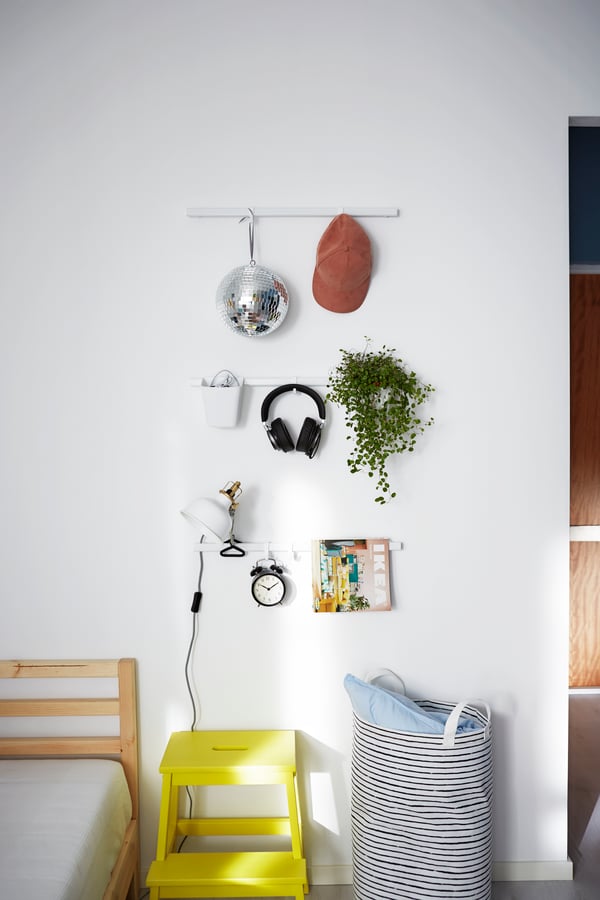 Escalera como mesita de noche y almacenaje de pared