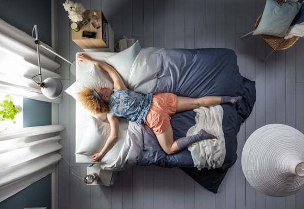 A dark blue STRANDTRIFT duvet cover and two pillowcases