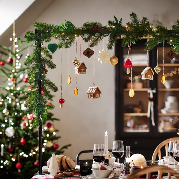 An in/outdoor pine cone /green VINTERFINT artificial garland in the dining room
