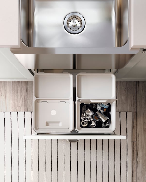 Une poubelle HÅLLBAR gris clair avec couvercle dans la cuisine