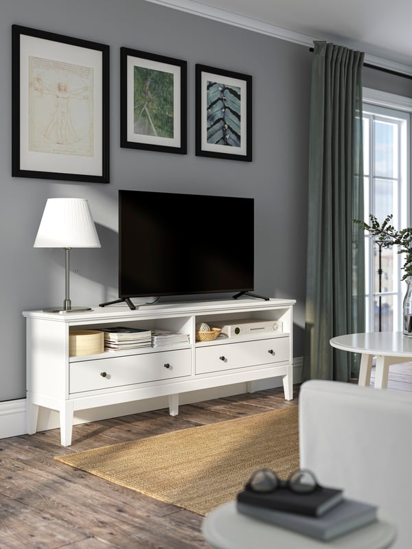 Un living con un mueble para TV IDANÄS blanco de dos cajones.