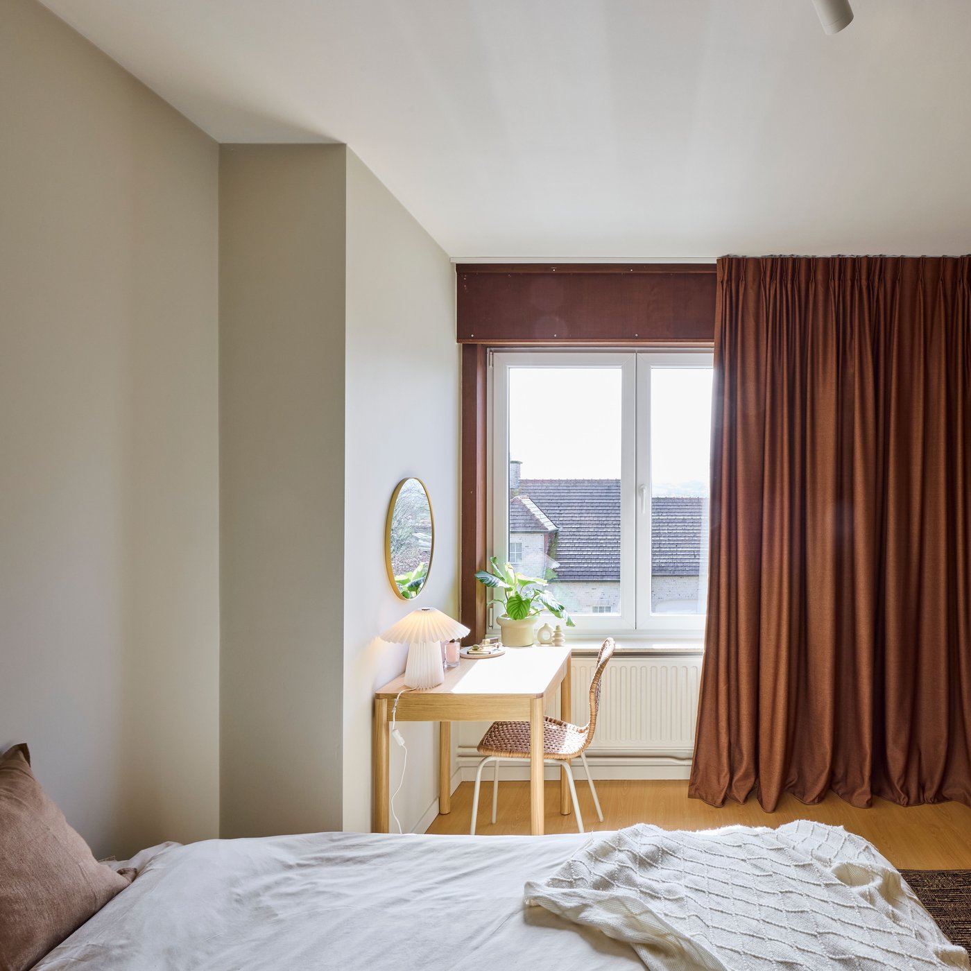 Een goudkleurige LINDBYN spiegel