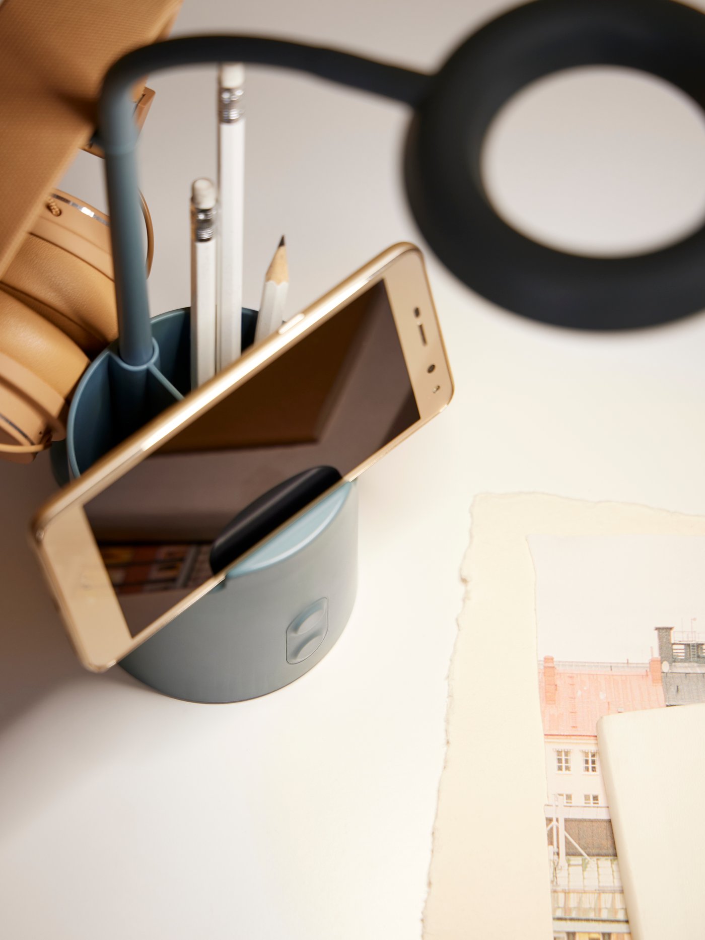 A mit Stauraum, dimmbar/türkis BRUNBÅGE LED-Arbeitsleuchte.