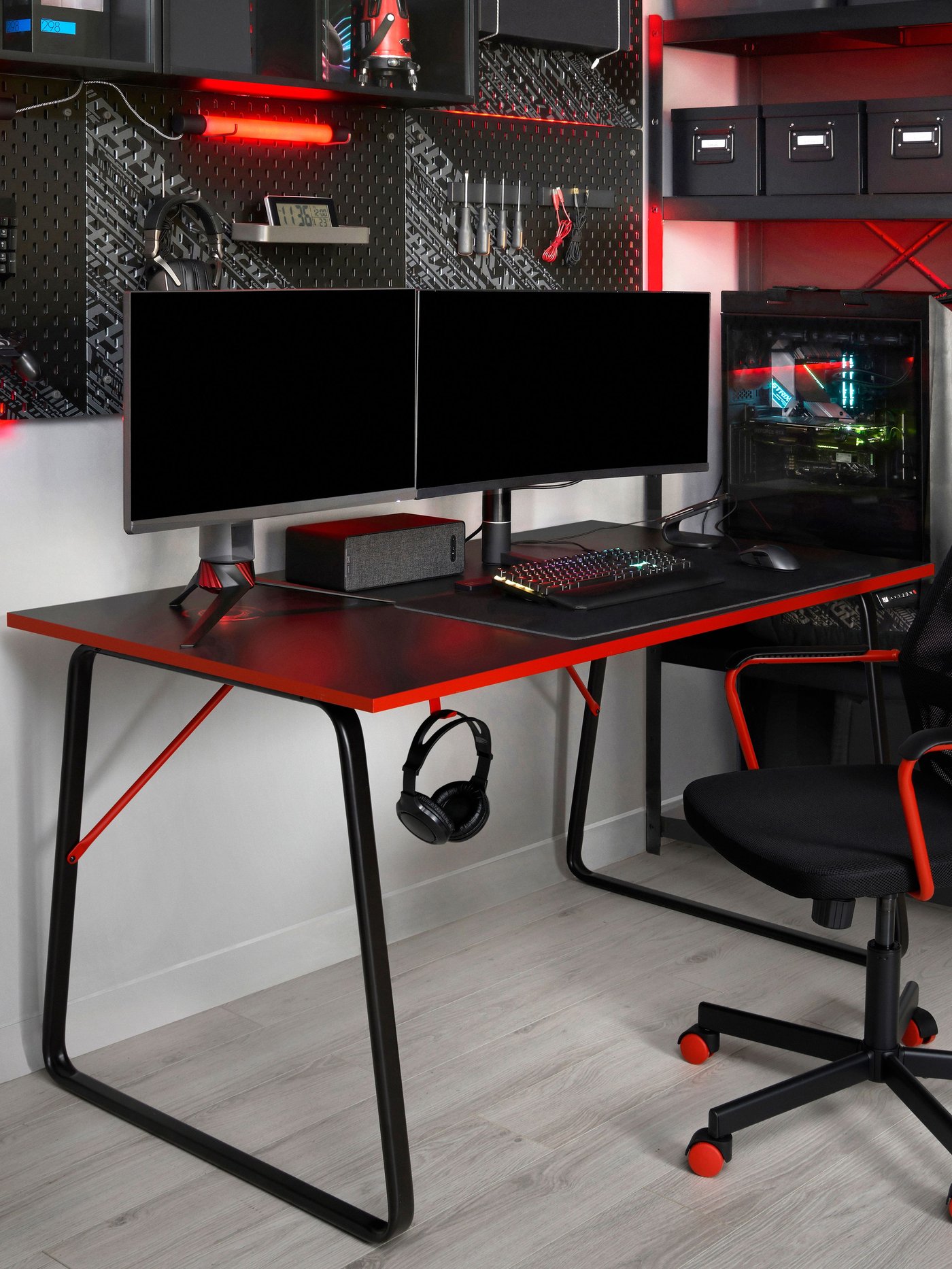 A black HUVUDSPELARE gaming desk