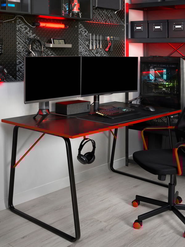 A black HUVUDSPELARE gaming desk