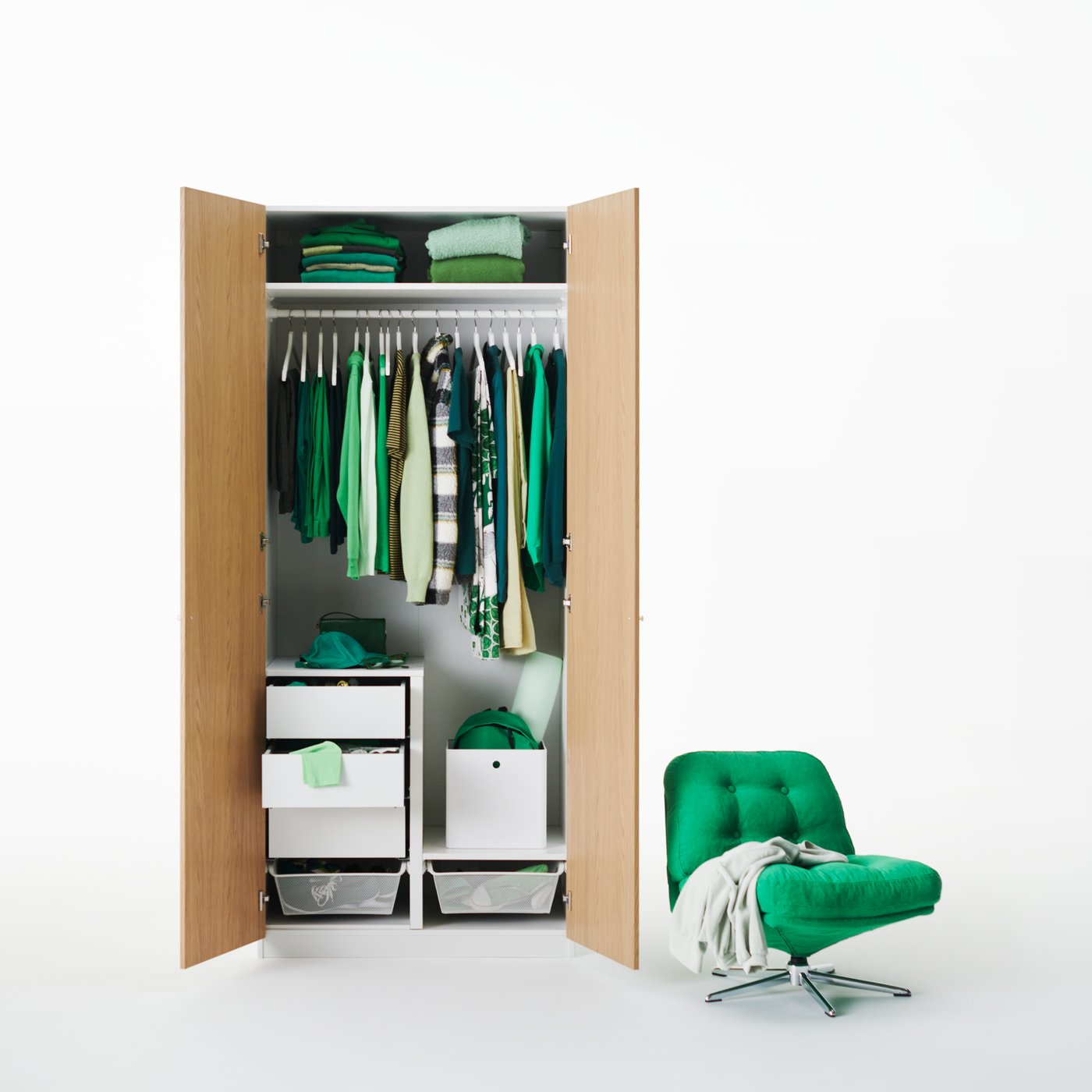 Kombinacja szafy PAX w kolorze białym i dębowym