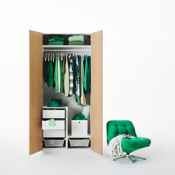 Una combinazione di guardaroba PAX effetto bianco/rovere