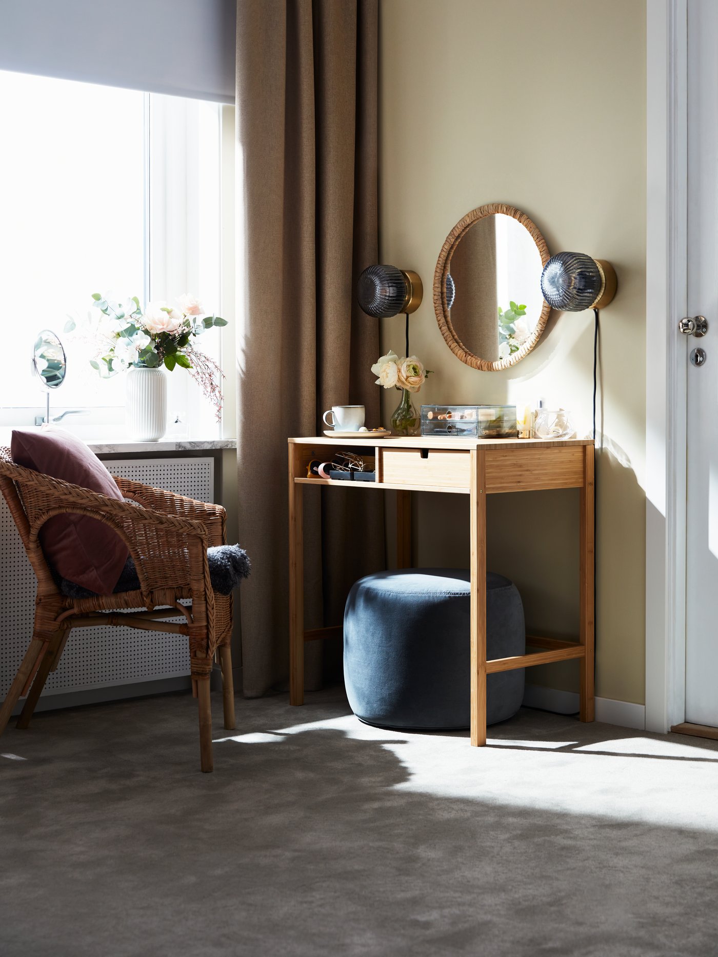 En røget GODMORGON minikommode med 2 skuffer i soveværelset