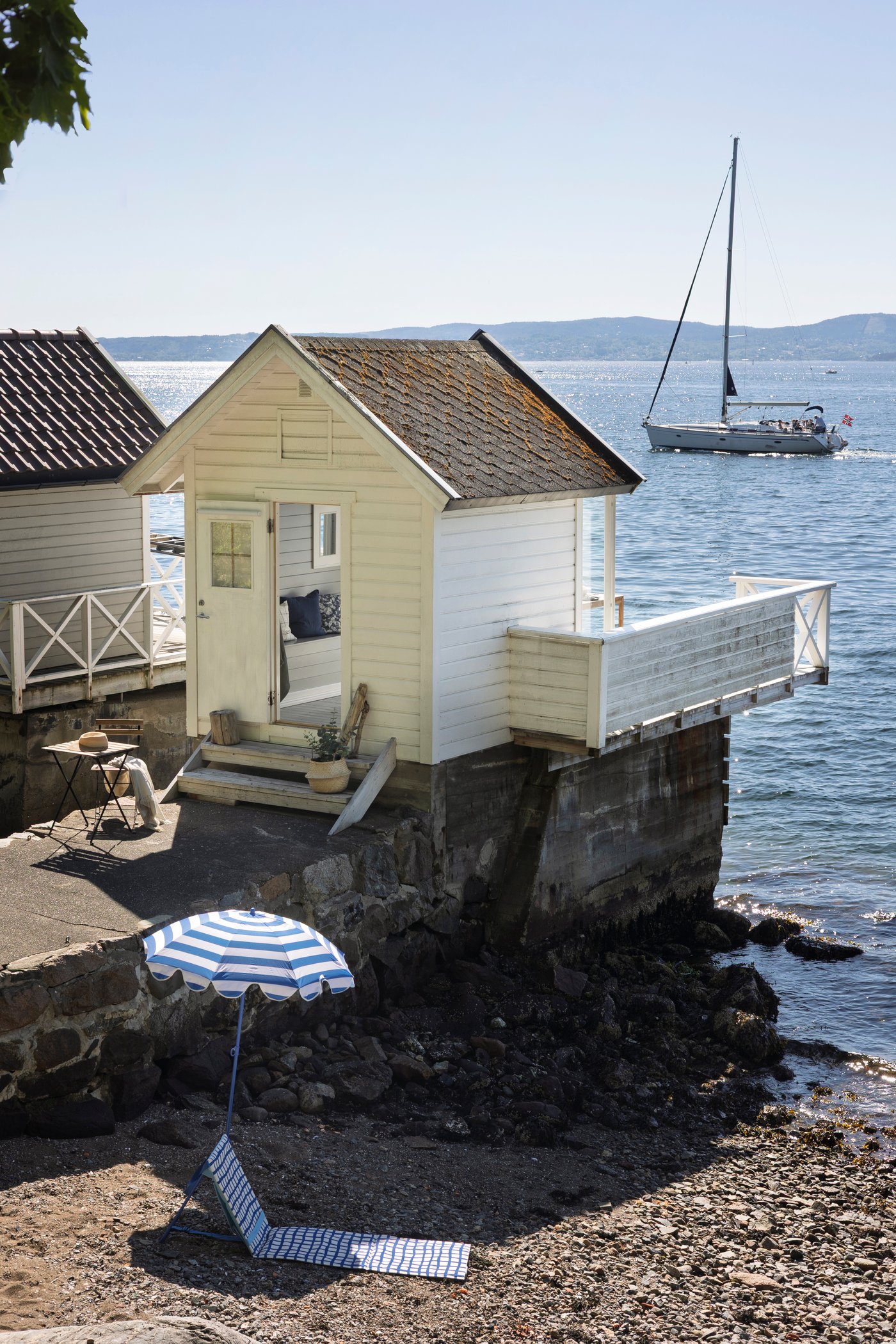 I badehuset hopper man rett i sjøen, før man finner godfølelsen rundt rekebordet.