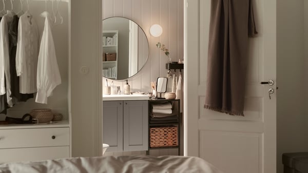 An anthracite ENHET base fr w shelves in the bathroom