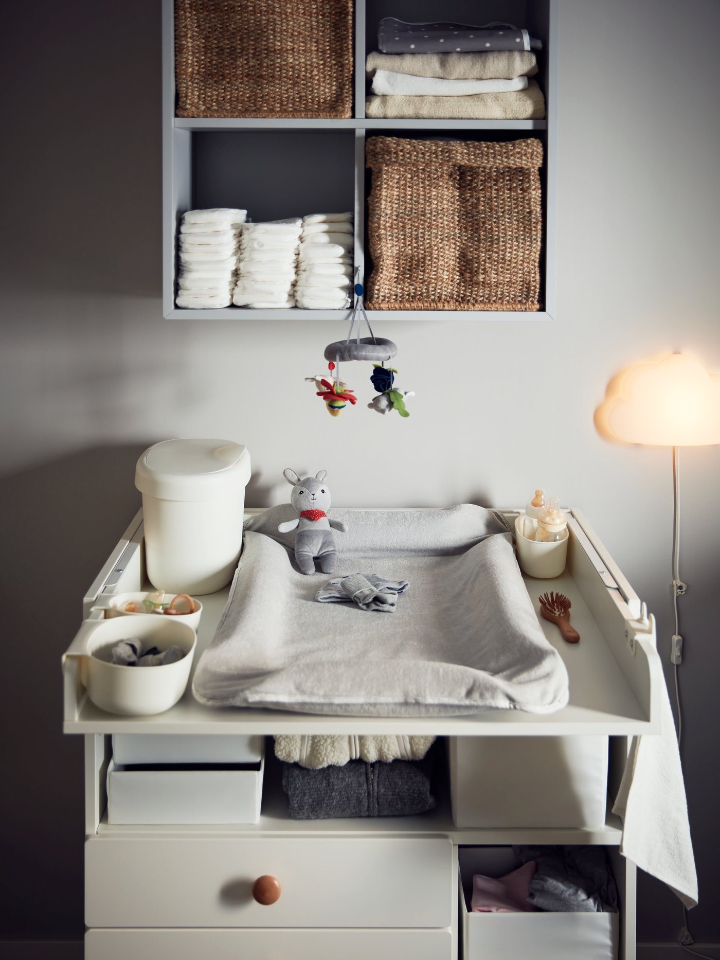 En mysig skötplats med förvaring.