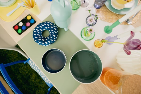 A grey-green UTSÅDD place mat for food bowl