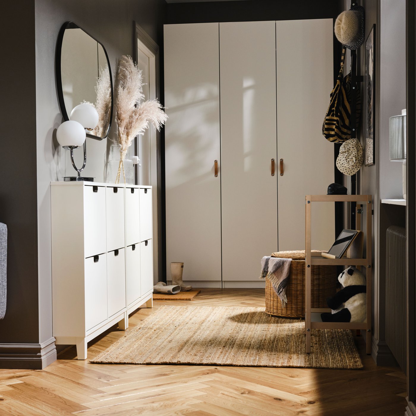 Ein weisser Schuhschrank STÄLL mit 4 Fächern