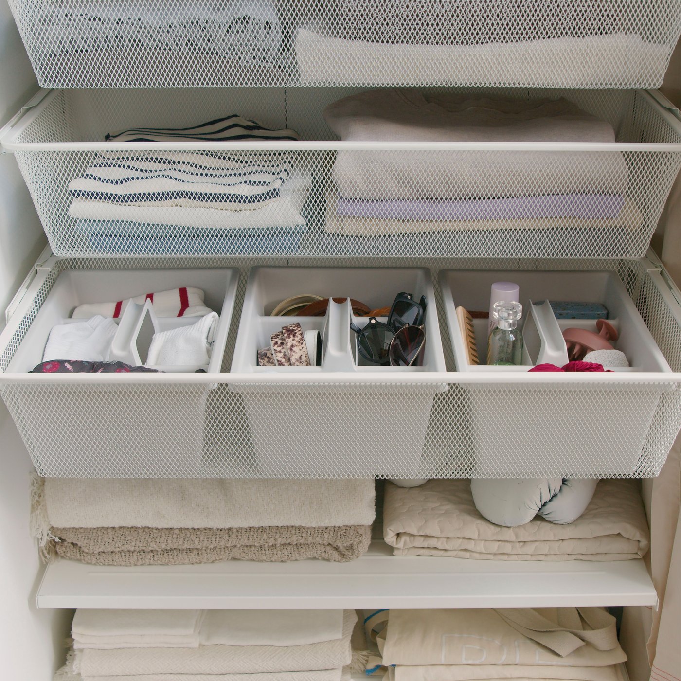 A light grey FÅNGGRÖDA insert with compartments
