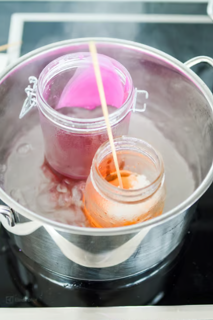 Wachsfarbe in Glasbehältern, die in heissem Wasser erhitzt werden