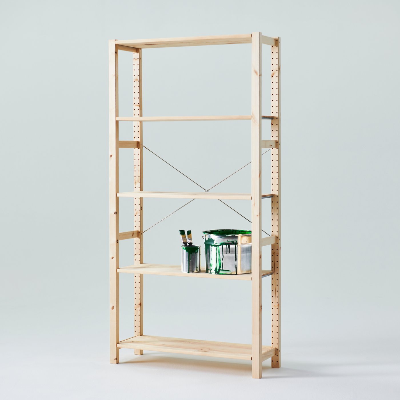 IVAR Regalsystem aus hellem Holz mit flexiblem Aufbau. Wenige Materialien sind ordentlich auf einer Ablage platziert.