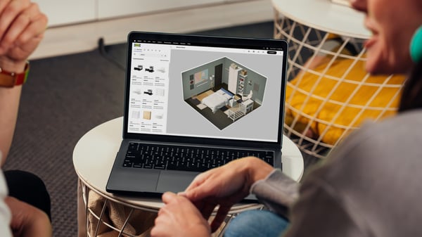 En IT arbetare som jobbar med IKEA Kreativ.