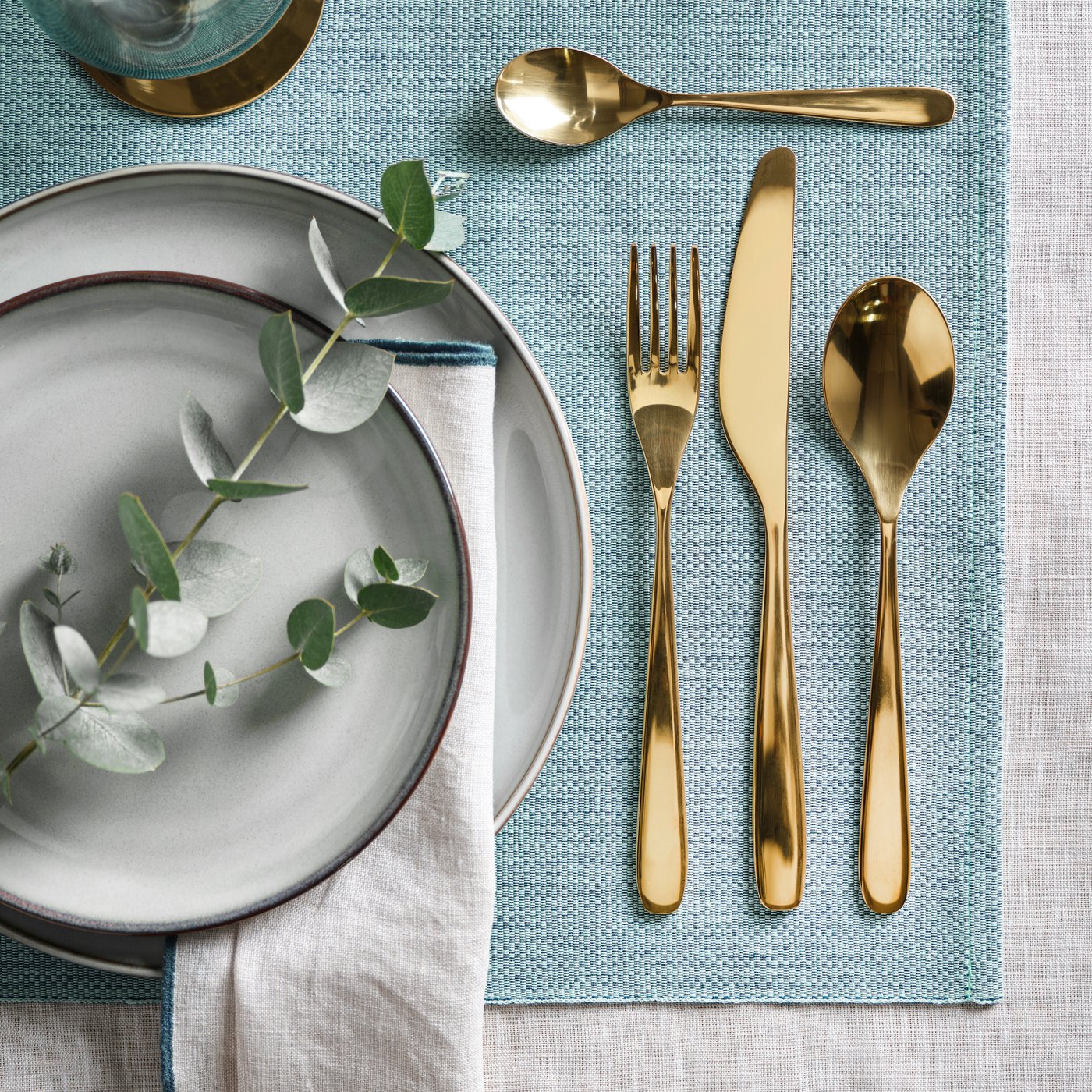 Un service de couverts de 24 pièces TILLAGD couleur laiton