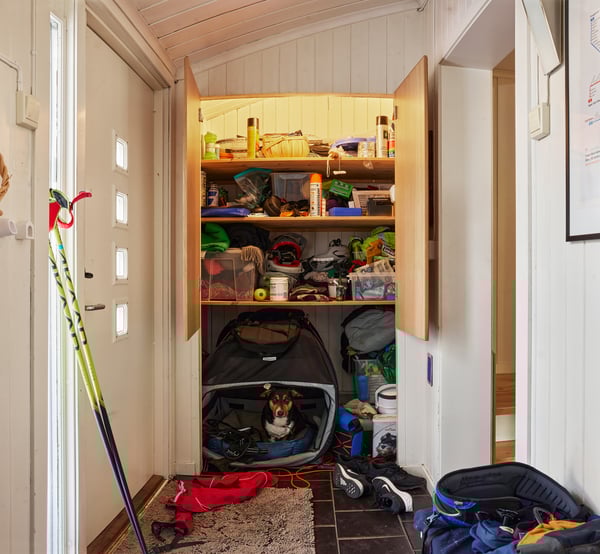 En skikkelig rotete gang før vi ryddet.