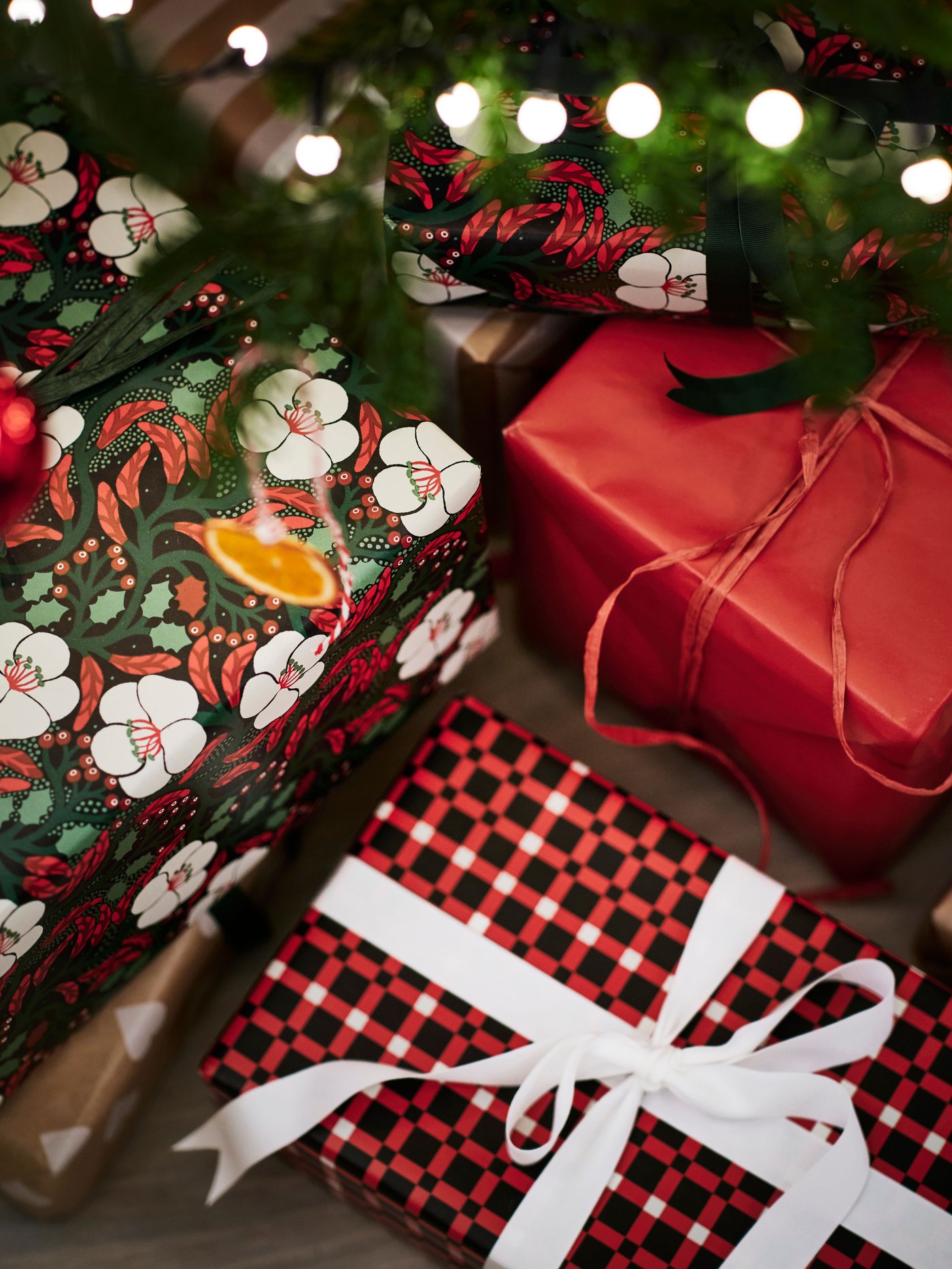 A mixed patterns mixed colours VINTERFINT gift wrap roll
Traditionele kerstcadeaus met rood-groen cadeaupapier en feestelijke decoratie