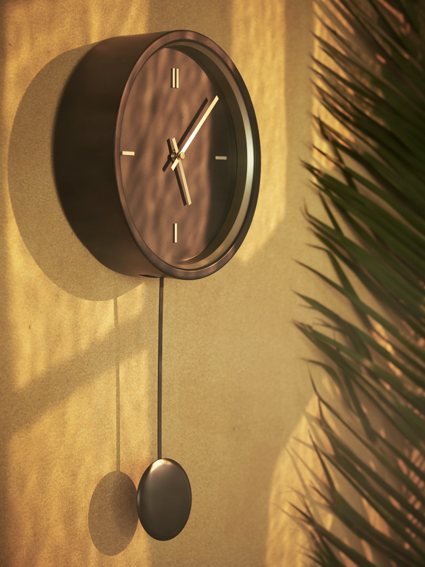 Een zwarte STURSK wandklok in de gang