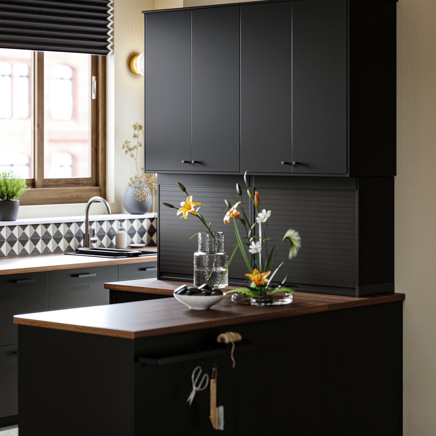 Een keuken met antracietkleurige NICKEBO keukenfronten en een donker houten werkblad.