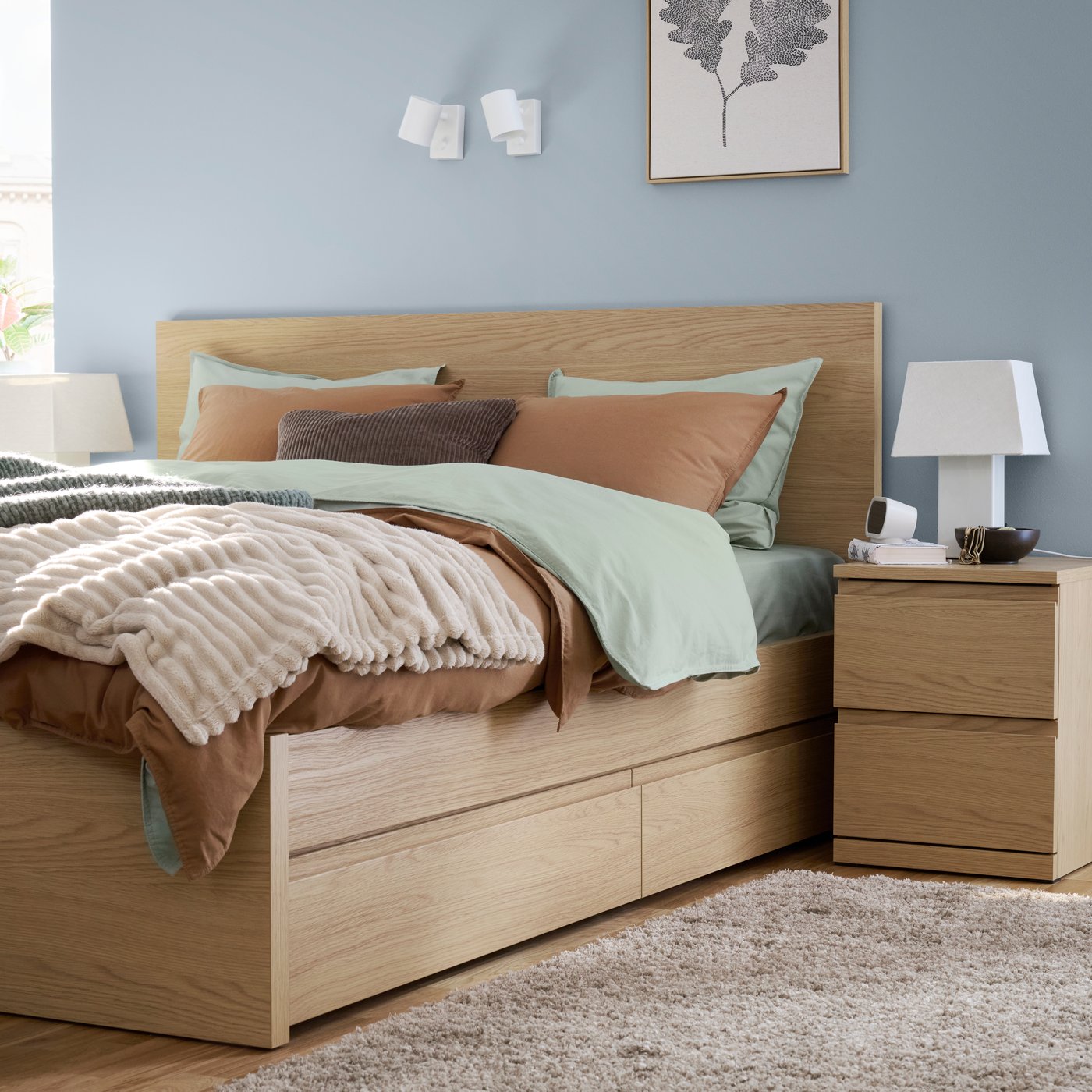 A dimmable white/white ceramic HALGATT table lamp in the bedroom