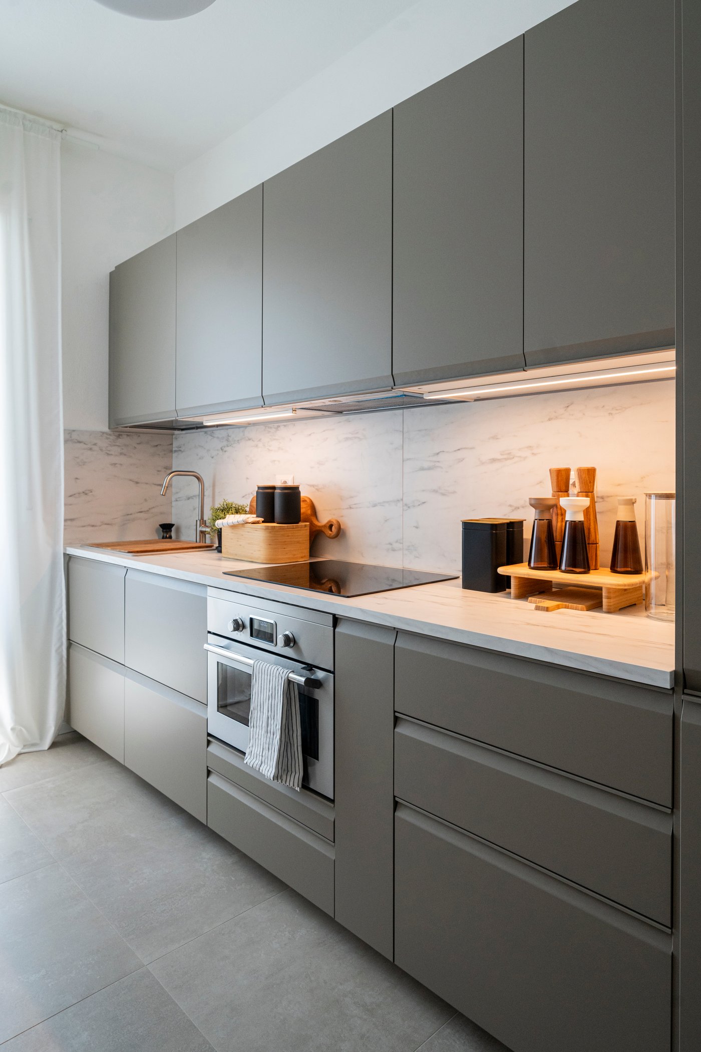 A dark grey VOXTORP door