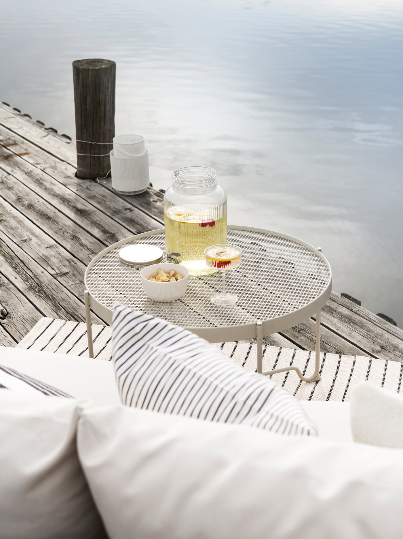 Uteplats vid vattnet.