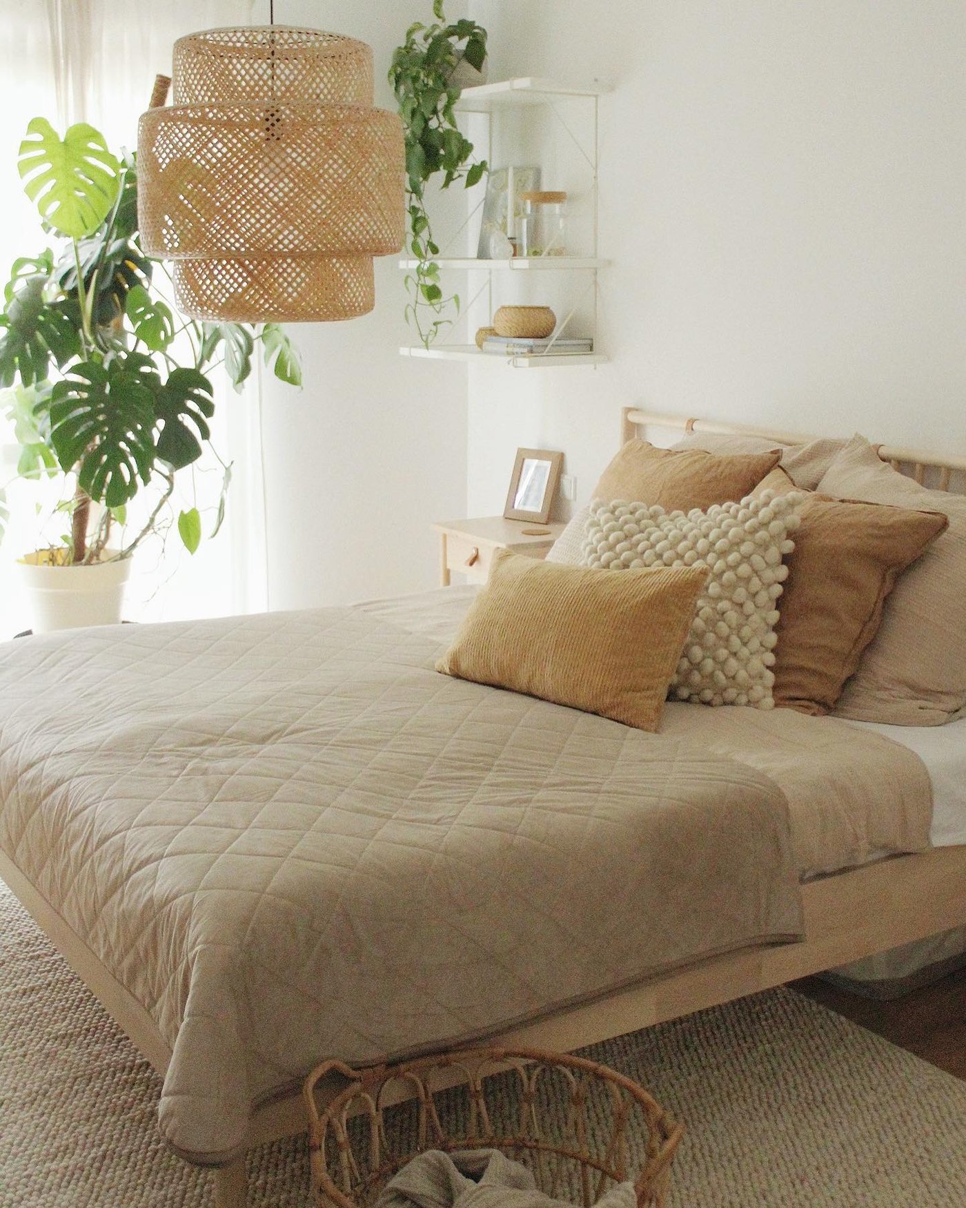Un estante de pared PERSHULT blanco/blanco