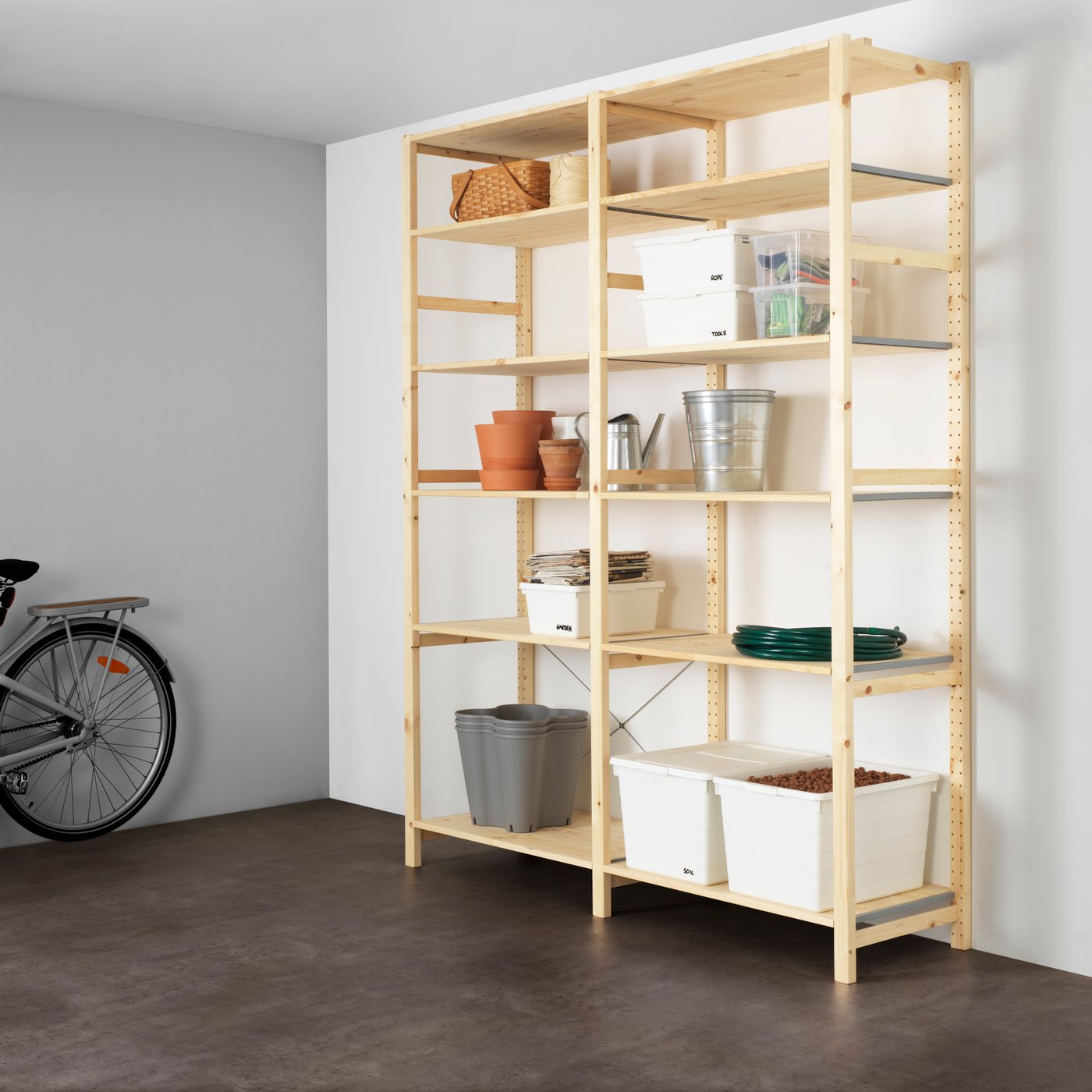 Sistema IVAR de madera para organizar las cosas del garage