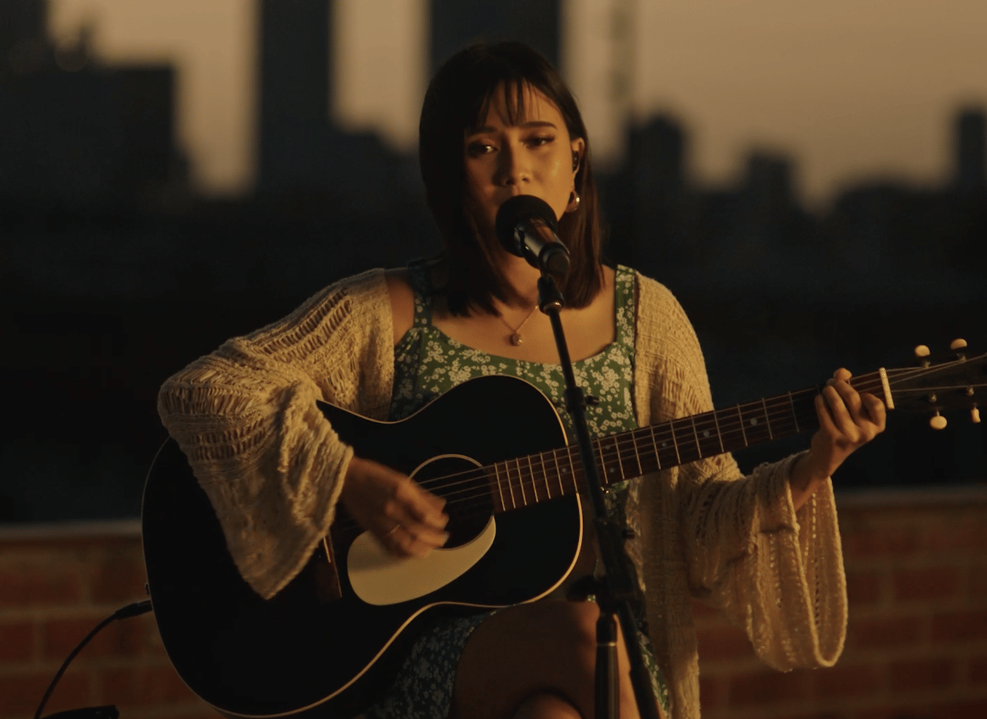 المغنية وكاتبة الأغاني نكي تغني وهي تعزف على الجيتار.