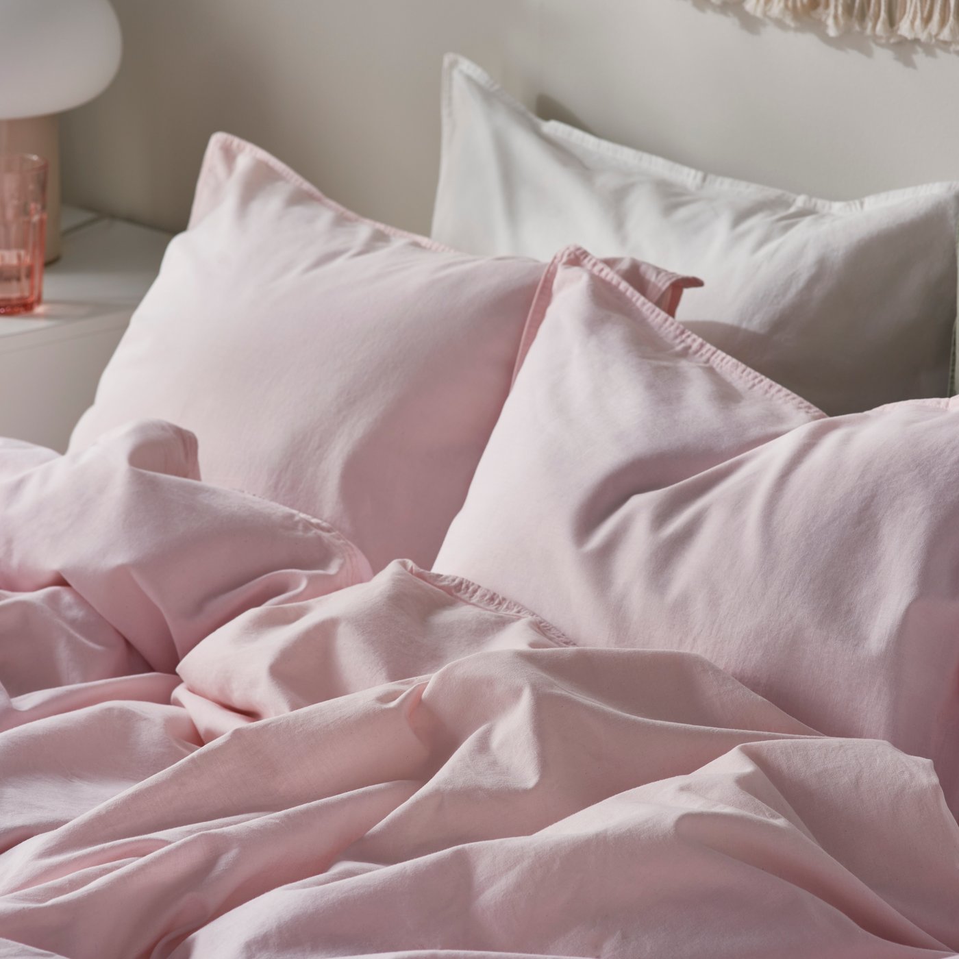A pink ÄNGSLILJA duvet cover and 2 pillowcases