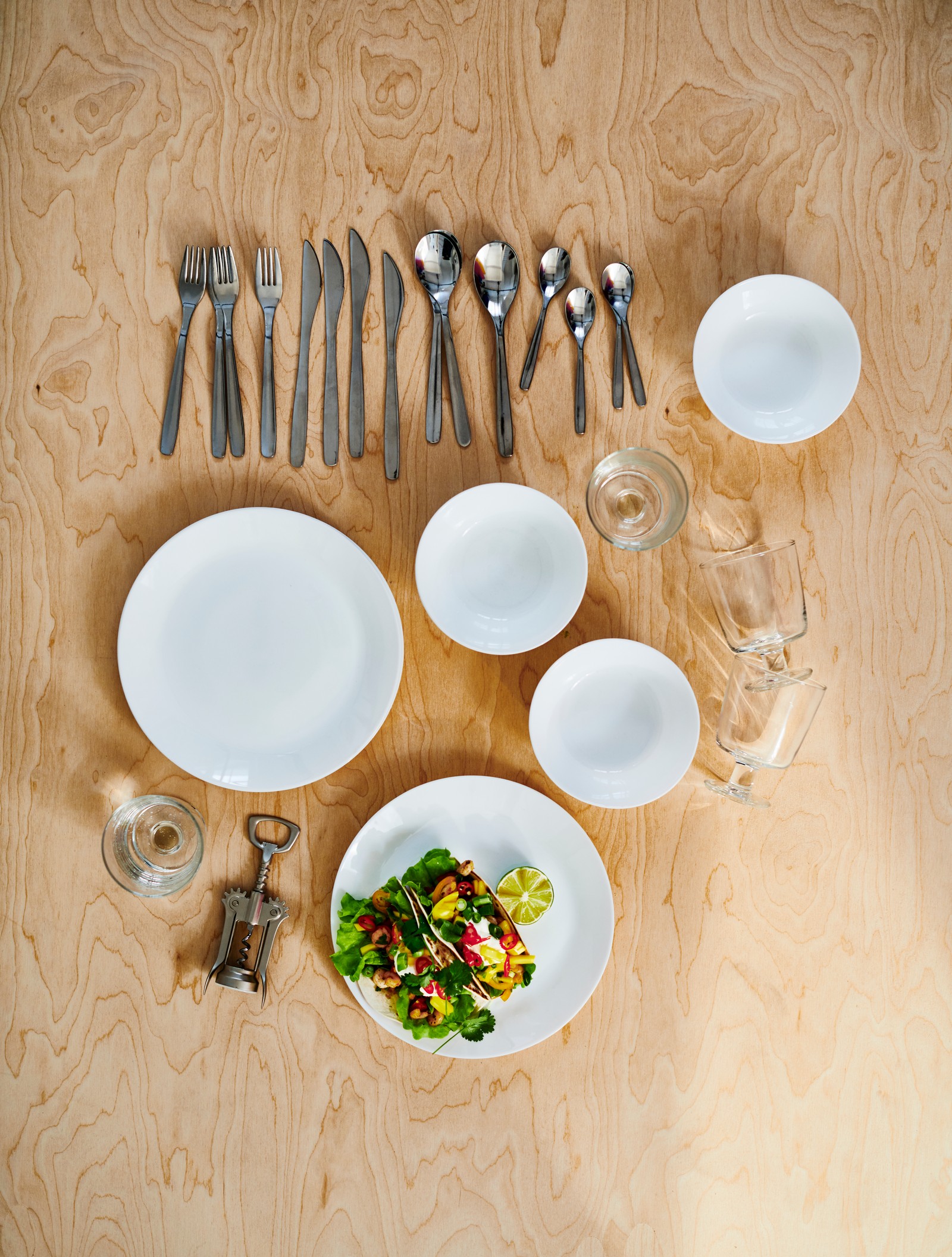 A MOPSIG 16-piece cutlery set in the dining room