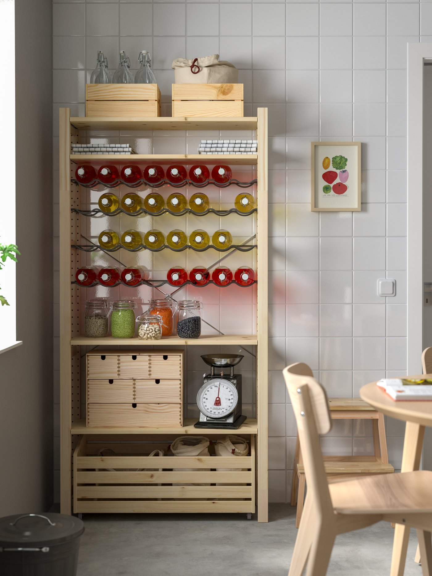 Une étagère fonctionnelle IKEA IVAR permet d'organiser un espace cuisine lumineux, avec un rangement pour le vin et divers articles de garde-manger.
