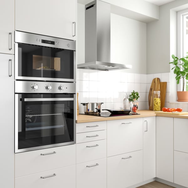 Ein IKEA 300 Edelstahl MATÄLSKARE Mikrowellen Ofen und ein MATÄLSKARE Backofen.