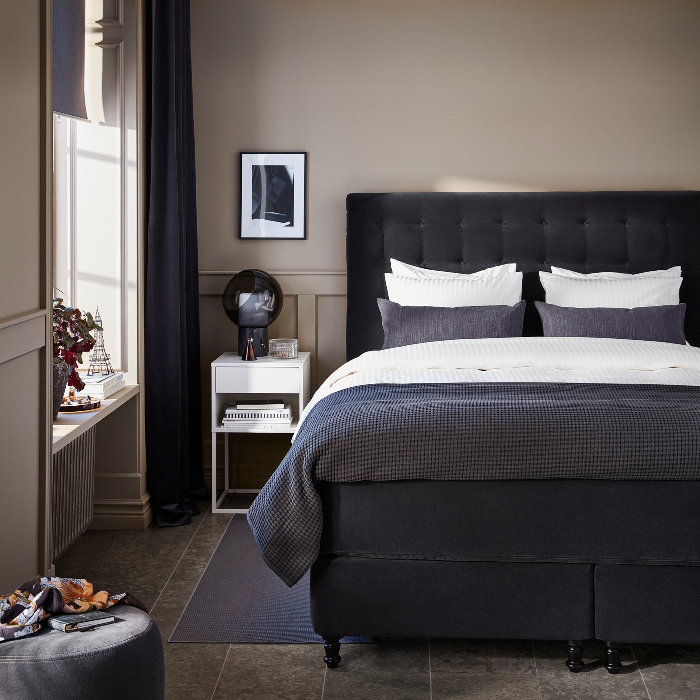 An anthracite HILLARED cushion cover in the bedroom