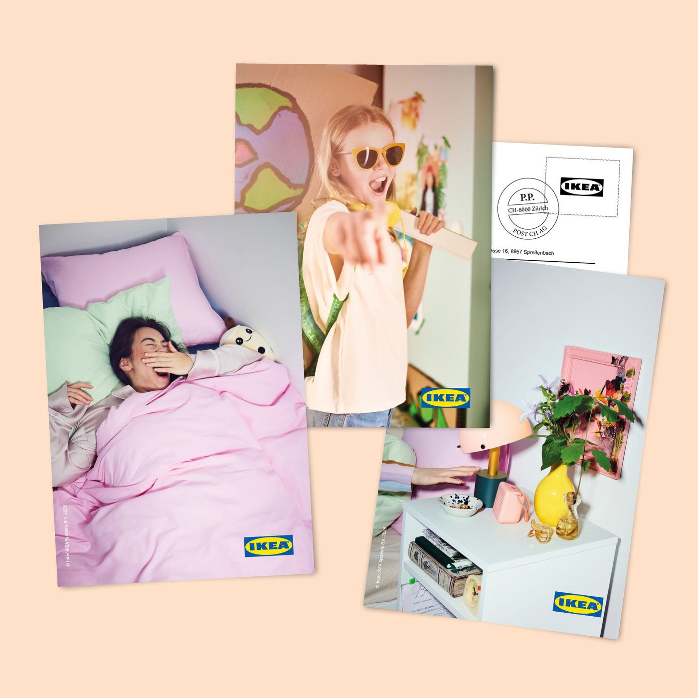 Ein Stapel Postkartenmotive der IKEA Family Postkarten mit verschiedenen Sujets zum Schul- und Arbeitsstart.